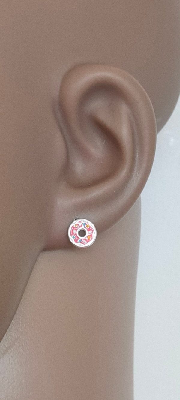Petites boucles d'oreilles en argent 925/1000ème, en forme de donuts largeur 8mm, fermoir clou.