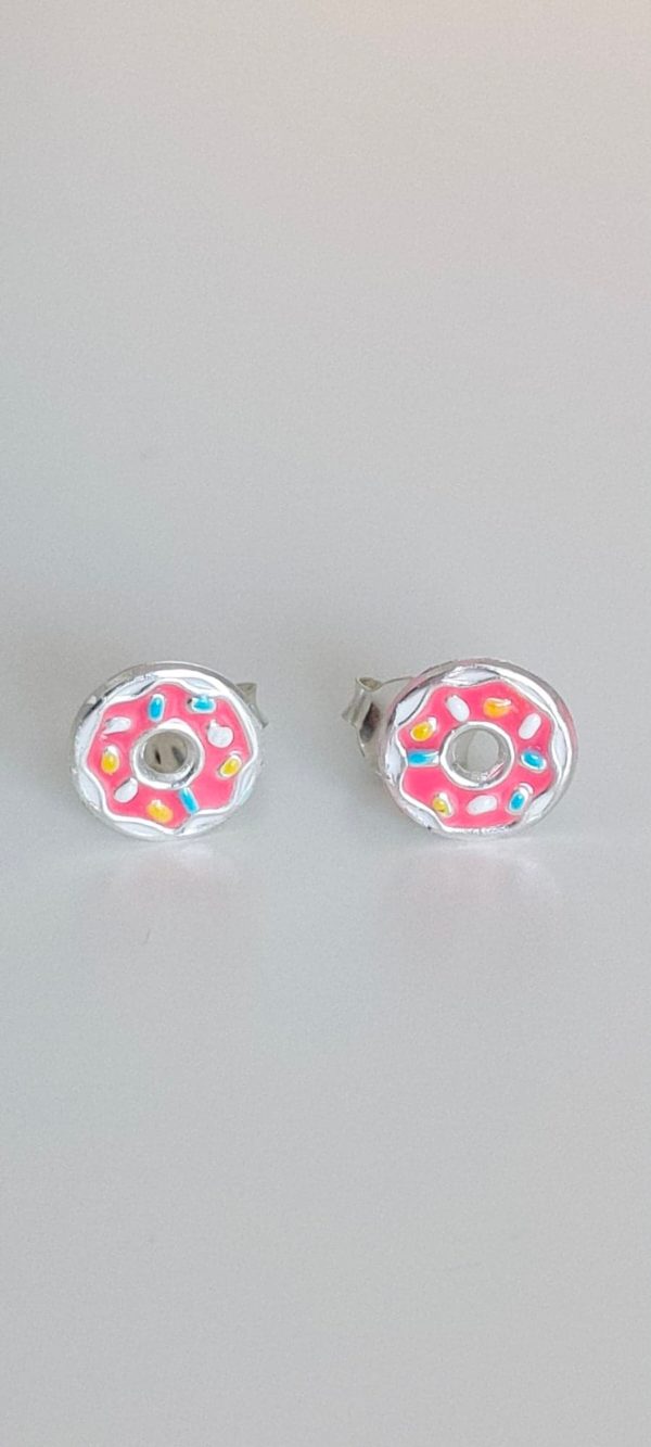 Petites boucles d'oreilles en argent 925/1000ème, en forme de donuts largeur 8mm, fermoir clou.